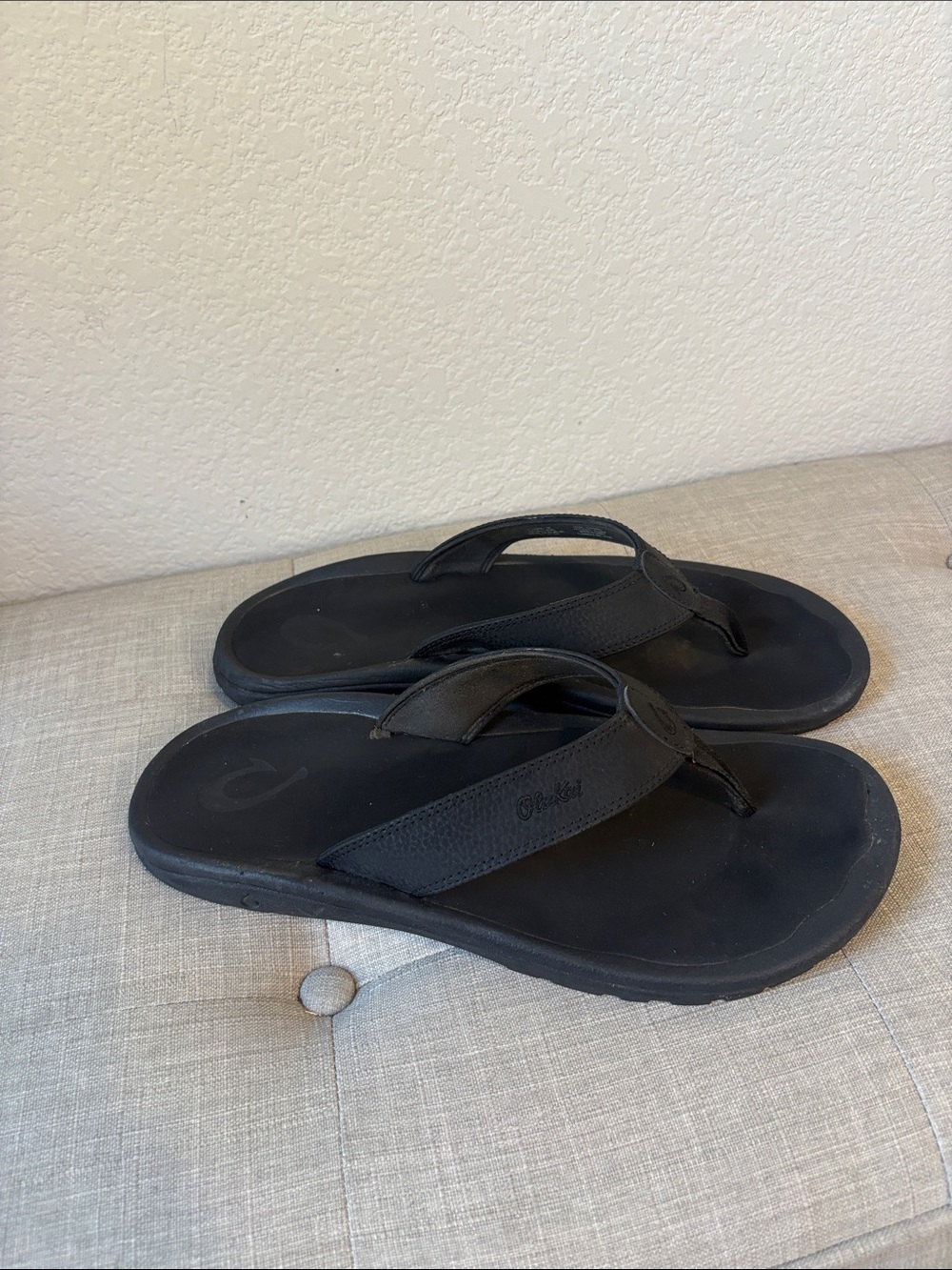Olukai Men's Black faux Leather Flip Flop Sandals 12